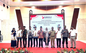 Foto Bersama Komisi II Anggota DPR RI dan Wakil Bupati Sukamara
